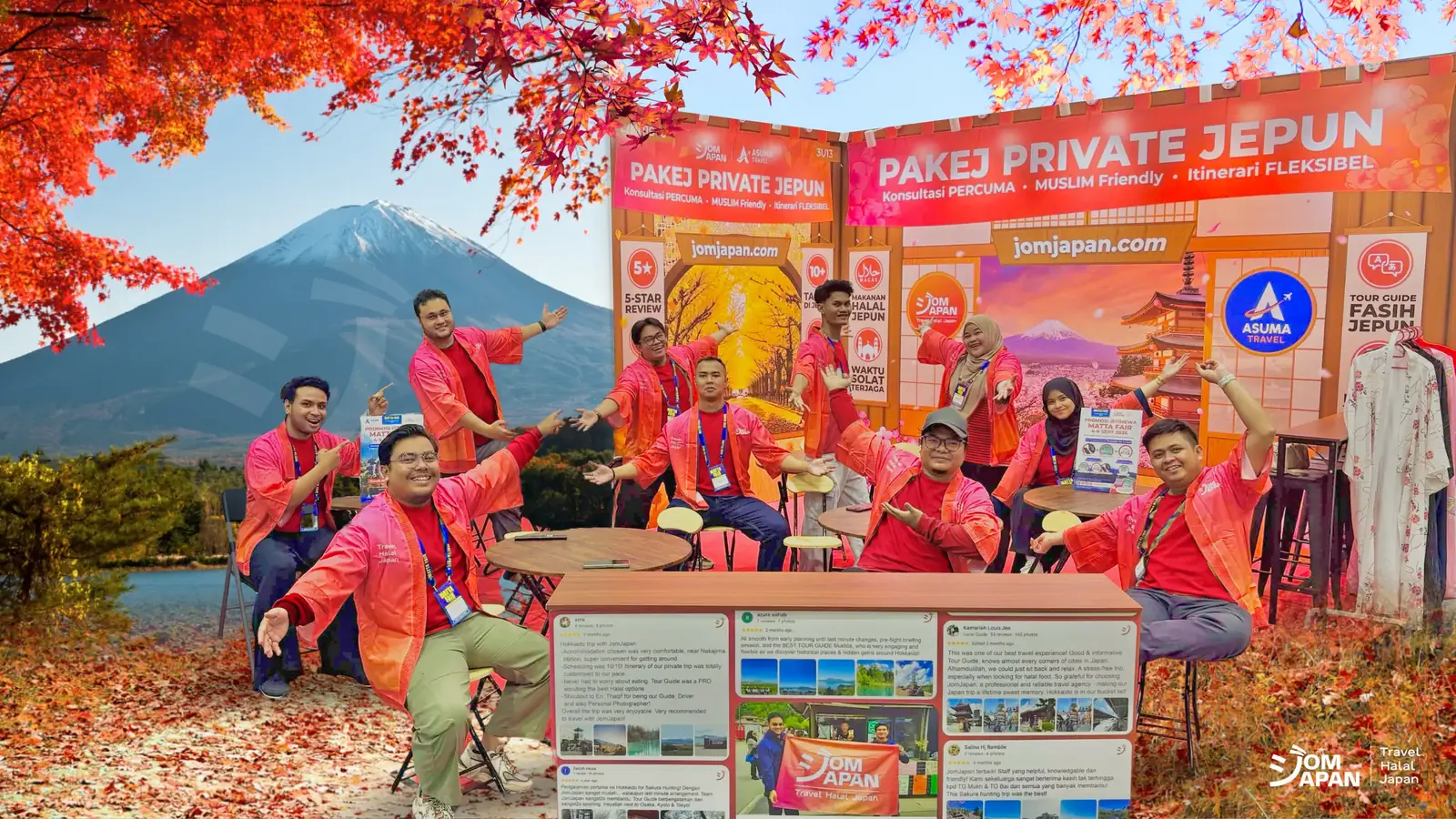 Pasukan JomJapan di gerai MATTA Fair, dengan Gunung Fuji di belakang